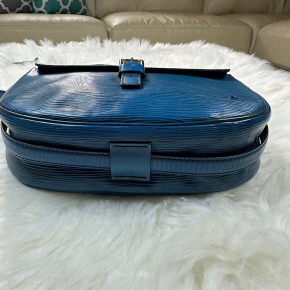 Authentic Louis Vuitton Epi Jeune Fille Leather Crossbody Shoulder Bag - Picture 8 of 15